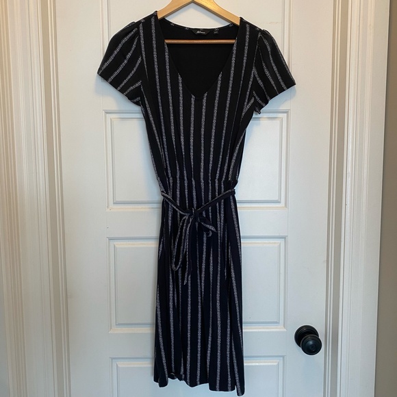 Reitmans Short-Sleeve Dress with Belt - Picture 3 of 8